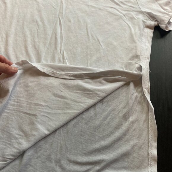 U2B SMALL T-SHIRT SIZE SMALL /WHITE- ROUNDED SIDE SLITS - Picture 6 of 9